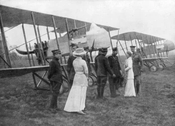 Królowa Elżbieta Belgijska z wizytą u alianckich pilotów, ok. 1915 r