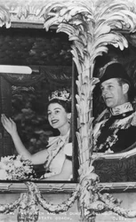 Królowa Elżbieta II i książę Edynburga w karecie państwowej, koronacja, 2 czerwca 1953