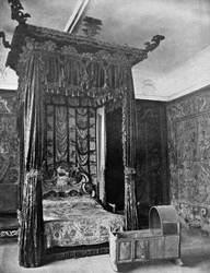 Łóżko królowej Elżbiety, Haddon Hall, Derbyshire, 1924-1926