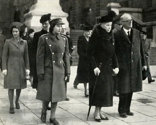 Królowa Maria, księżniczka Elżbieta, księżniczka Małgorzata..., Dzień zawieszenia broni, 1945, 1951.