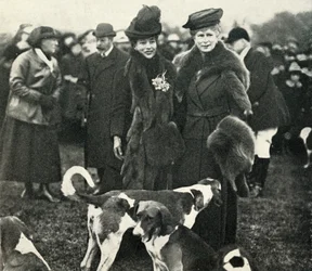 Królowa Maria i królowa Aleksandra na spotkaniu Polowania w West Norfolk w 1920, 1951.