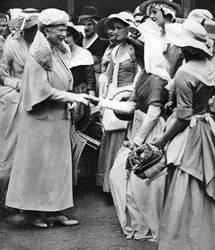 Queen Mary na starym targu i jarmarku w Westminster w Deans Yard, Westminster, ok. 1936 r.