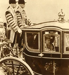 Królowa Mary w swoim szklanym wagonie w towarzystwie królowej Norwegii Maud, 1937