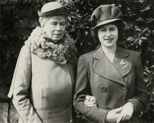 Queen Mary z księżniczką Elżbietą, kwiecień 1944, 1951.