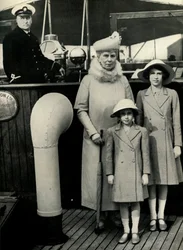 Queen Mary z wnuczkami, lata 30., 1951.