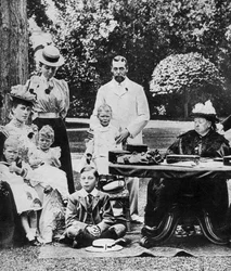 Królowa Wiktoria i rodzina w Osborne House, koniec XIX wieku