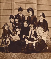 Królowa Wiktoria z synową i wnukami, około 1880, 1935