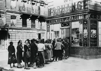 Kolejka kobiet przed sklepem mleczarskim, Paryż pod okupacją niemiecką, 28 czerwca 1940