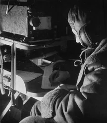 Radiooperator RAF Coastal Command na pokładzie jego samolotu, c1940 1943