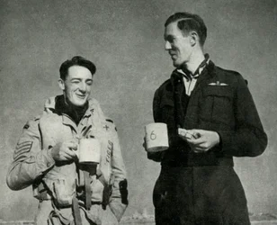 Personel RAF przy filiżance herbaty, Malta, II wojna światowa, 1942 1944.