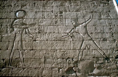 Ramzes III bijący wrogów przed Amonem-Ra, Świątynia Pogrzebowa, Medinet Habu, Egipt, ok. XII w. p.n.e.