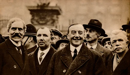 Ramsay Macdonald, pierwszy brytyjski premier Partii Pracy, opuszcza Pałac Buckingham po tym, jak został poproszony