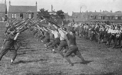 Rekruci uczą się posługiwania bagnetem, 1915