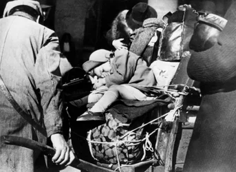 Uchodźcy z bagażami na Gare de lEst, Paryż, sierpień 1940
