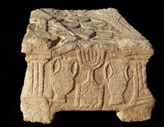 Relief przedstawiający Siedmioramienną Menorę, Synagoga Magdali (kamień)