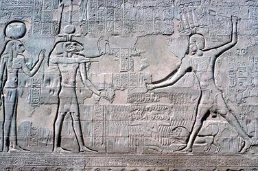 Płaskorzeźba faraona przed Kum i Sekhmet, świątynia Chnuma, okresy ptolemejskie i rzymskie