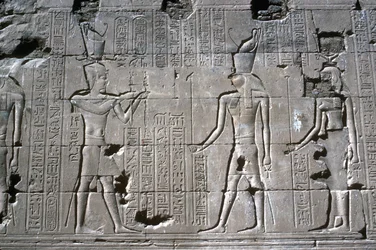 Płaskorzeźba faraona przed Horusem, Świątynia Horusa, Edfu, Egipt, Okres Ptolemeuszów, ok. 251 p.n.e.-c. 246 p.n.e