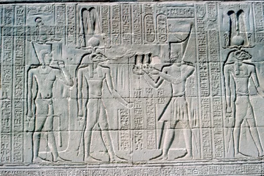 Płaskorzeźba faraona przed Chnumem, Świątynia Chnuma, okresy ptolemejskie i rzymskie