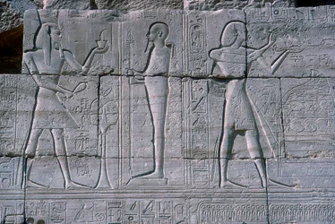 Relief przedstawiający Ramzesa II przed Ptahem, Ramesseum, Świątynia Ramzesa II, Luksor, Egipt, ok. 1250 pne