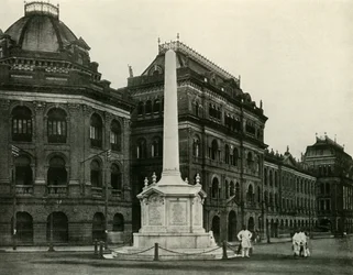 Replika pomnika Holwell wzniesionego przez Lorda Curzona, 1925.