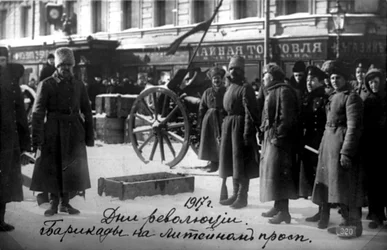 Rewolucyjne barykady na Liteiny Prospekt, Piotrogród, Rosja, 27 lutego 1917 r.