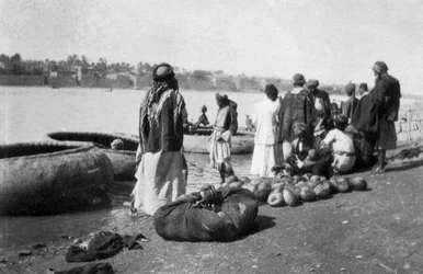 Rzeki rzeczne obładowane melonami, Tygrys, Bagdad, Irak, 1917-1919