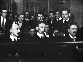 Robert Fay po lewej i jego dwaj wspólnicy sfotografowani w sądzie, 1915.