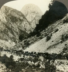 Rocky Jordalsnut 3620 stóp od drogi wypełnionej wózkami turystycznymi, Norwegia, ok. 1905 r.