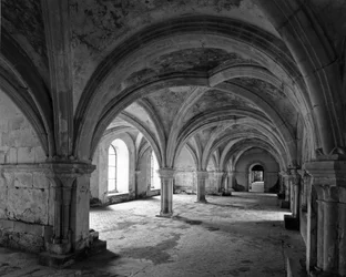Architektura romańska: widok kapituły opactwa cysterskiego Fontenay założonego w 1118 r. (Cote d
