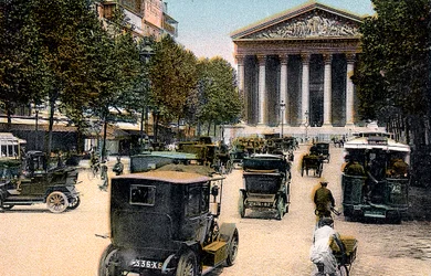 Rue Royale i Madeleine, Paryż, z samochodami i motorbusem na ulicy, ok. 1900