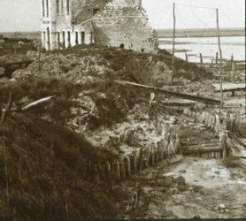 Zrujnowany budynek i okopy wzdłuż wybrzeża, c1914-c1918