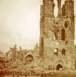 Zrujnowana katedra, Ypres, Flandria, Belgia, c1914-c1918