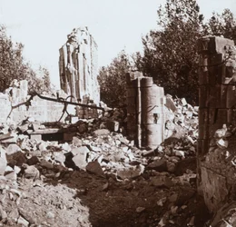 Zrujnowany zamek, Pinon, północna Francja, c1914-c1918