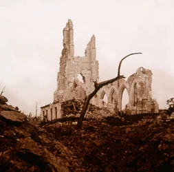 Zrujnowany kościół, Ablain-Saint-Nazaire, północna Francja, c1914-c1918