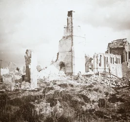 Zrujnowany kościół, Chauny, północna Francja, c1914-c1918