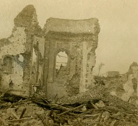 Zrujnowany kościół, Combles, północna Francja, c1914-c1918