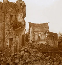 Zrujnowany kościół, Trésauvaux, północna Francja, c1914-c1918