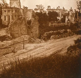 Zrujnowany kościół i zamek, Francja, c1914-c1918