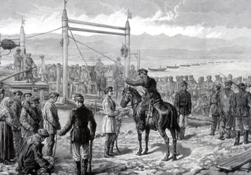 Rosyjscy skazani pod eskortą wojskową czekający na przeprawę przez rzekę Jenisej, Syberia, 1882 r.