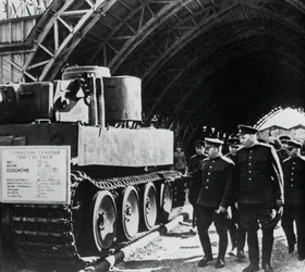 Rosyjscy generałowie kontrolujący ekspozycję zdobytego niemieckiego uzbrojenia, Rosja, 1943