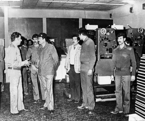 Saddam Hussein z wizytą w państwowej prasie papierniczej, Bagdad, Irak, 1986 r.