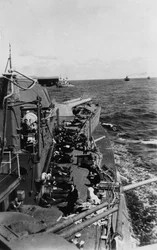 Marynarze śpiący na górnym pokładzie brytyjskiego pancernika HMS Malaya, c1940-c1941