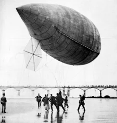 Sterowiec Santos-Dumonts odlatujący z Trouville, Francja, 1905