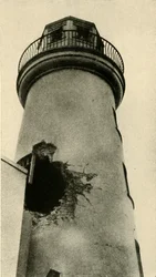 Latarnia morska Scarborough trafiona niemiecką bombą, I wojna światowa, grudzień 1914, ok. 1920.