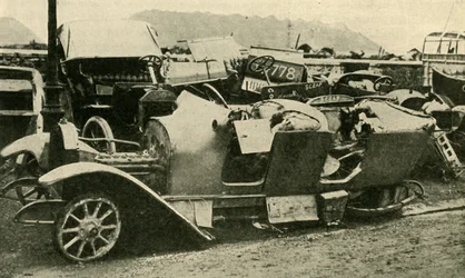 Złomowany! Rozbite samochody zdobyte na Niemcach..., I wojna światowa, 1914, c1920.