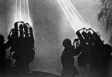 Operatorzy reflektorów przygotowujący się do nocnego nalotu bombowego, Moskwa, 1941 r