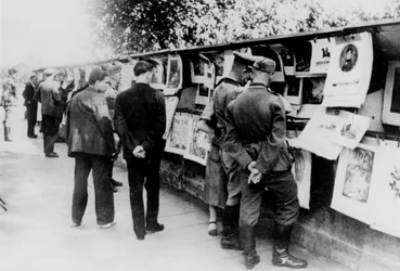 Stoiska z używanymi książkami i drukami na brzegu Sekwany, okupowany przez Niemców Paryż, 1940