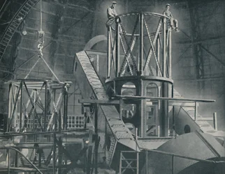 Sekcja po sekcji montuje Ogromny stalowy szkielet cylindra prostytutek, c1935