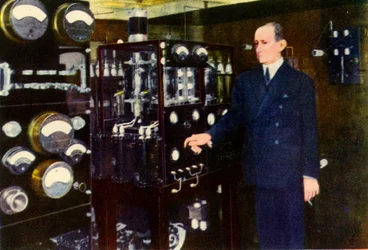 Senator Marconi w pokoju radiowym swojego jachtu.