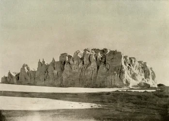 Ząbkowany brzeg lodowca na południe od przylądka Borne, wyspa Ross, c1908, 1909.